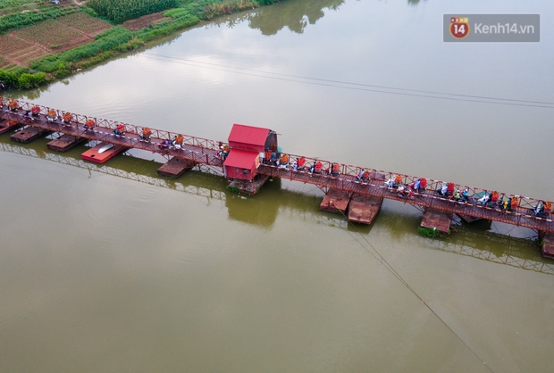 Bắc Giang: Kiếm tiền triệu từ việc đẩy xe chở vải lên dốc cầu phao trong mùa thu hoạch - Ảnh 17. Bắc Giang: Kiếm tiền triệu từ việc đẩy xe chở vải lên dốc cầu phao trong mùa thu hoạch - Ảnh 17.