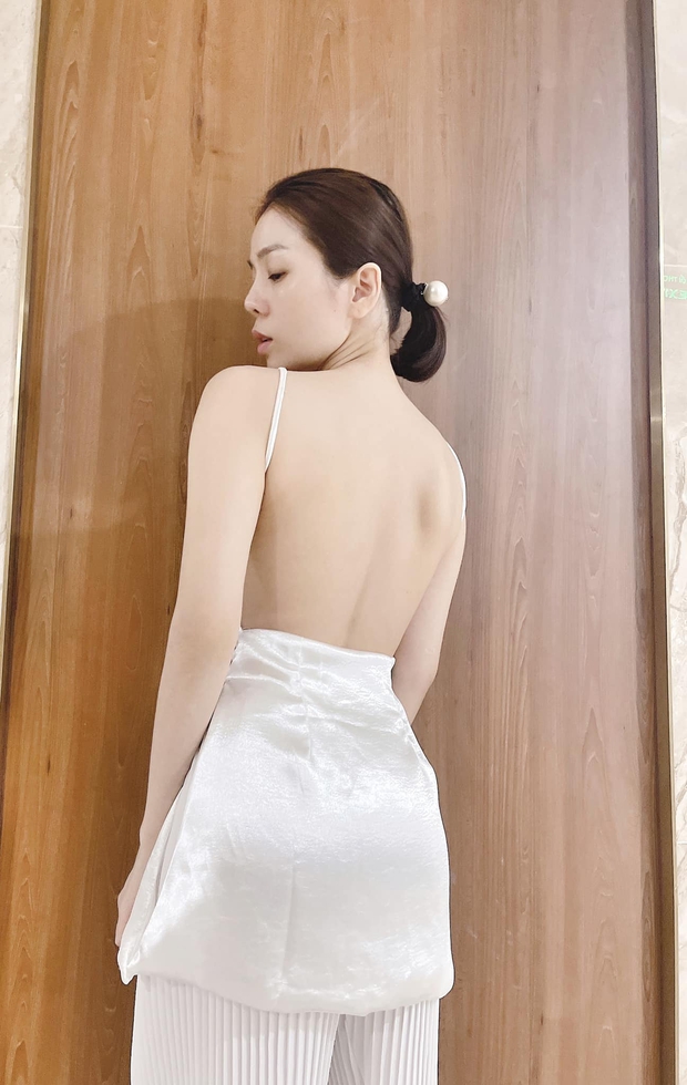 Bị netizen soi xét vì lớn tuổi mà vẫn khoe cơ thể, Lệ Quyên đáp trả: Ai cũng có mắt nhìn và biết rõ đẹp xấu bạn ơi - Ảnh 3. Bị netizen soi xét vì lớn tuổi mà vẫn khoe cơ thể, Lệ Quyên đáp trả: Ai cũng có mắt nhìn và biết rõ đẹp xấu bạn ơi - Ảnh 3.