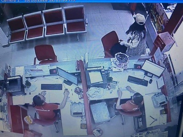 TP.HCM: Đề nghị truy tố cô gái dọa nổ bom, cướp hơn 2 tỷ đồng ở chi nhánh ngân hàng Techcombank - Ảnh 3. TP.HCM: Đề nghị truy tố cô gái dọa nổ bom, cướp hơn 2 tỷ đồng ở chi nhánh ngân hàng Techcombank - Ảnh 3.