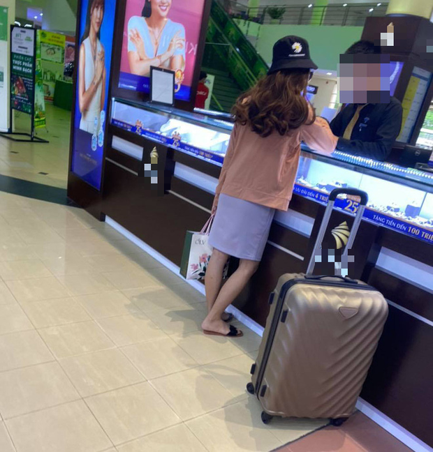 TP.HCM: Đề nghị truy tố cô gái dọa nổ bom, cướp hơn 2 tỷ đồng ở chi nhánh ngân hàng Techcombank - Ảnh 4. TP.HCM: Đề nghị truy tố cô gái dọa nổ bom, cướp hơn 2 tỷ đồng ở chi nhánh ngân hàng Techcombank - Ảnh 4.