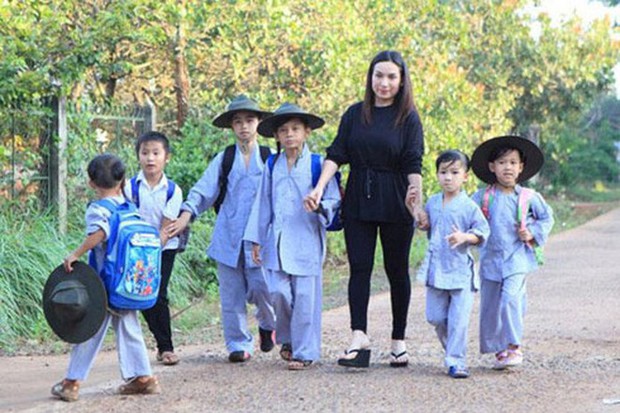 Sự nghiệp Phi Nhung: Giọng ca vàng được khán giả trong và ngoài nước yêu mến, một tấm lòng vàng mãi để lại cho đời! - Ảnh 4. Sự nghiệp Phi Nhung: Giọng ca vàng được khán giả trong và ngoài nước yêu mến, một tấm lòng vàng mãi để lại cho đời! - Ảnh 4.
