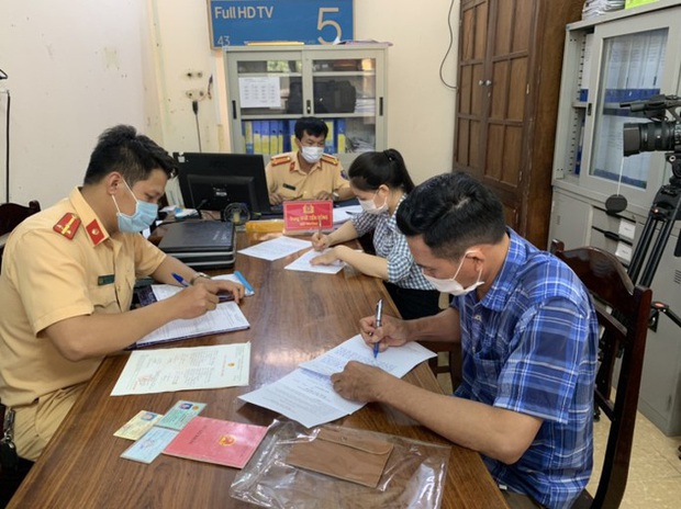 Xử phạt đôi nam nữ trong clip ngồi chung ghế lái ô tô lao vun vút trên đường - Ảnh 2. Xử phạt đôi nam nữ trong clip ngồi chung ghế lái ô tô lao vun vút trên đường - Ảnh 2.