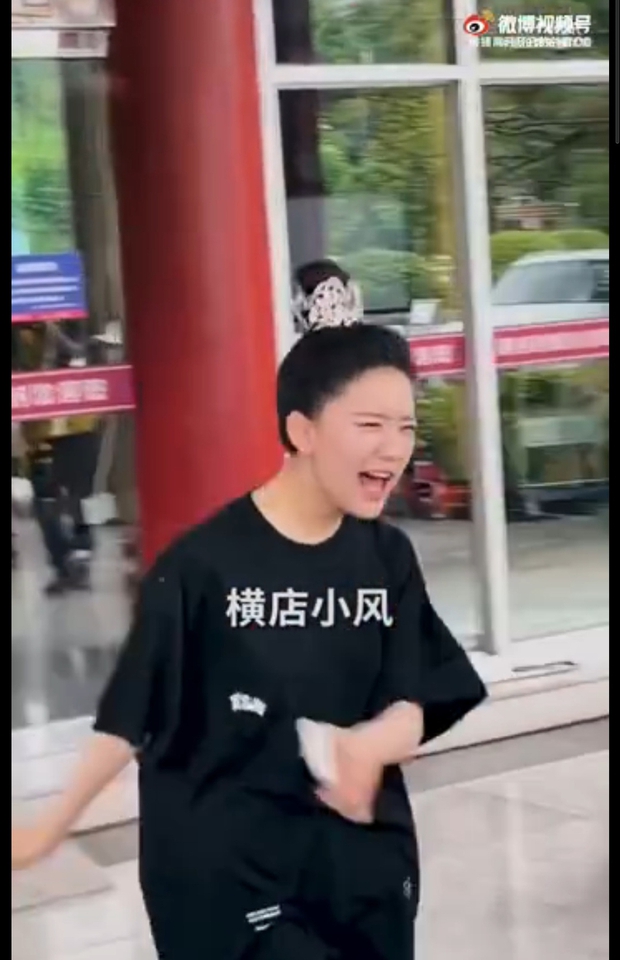 Xuất hiện clip Triệu Lộ Tư vùng vằng, la hét gay gắt với fan nhưng vì sao cả Weibo lại khen cô nàng nức nở? - Ảnh 6. Xuất hiện clip Triệu Lộ Tư vùng vằng, la hét gay gắt với fan nhưng vì sao cả Weibo lại khen cô nàng nức nở? - Ảnh 6.