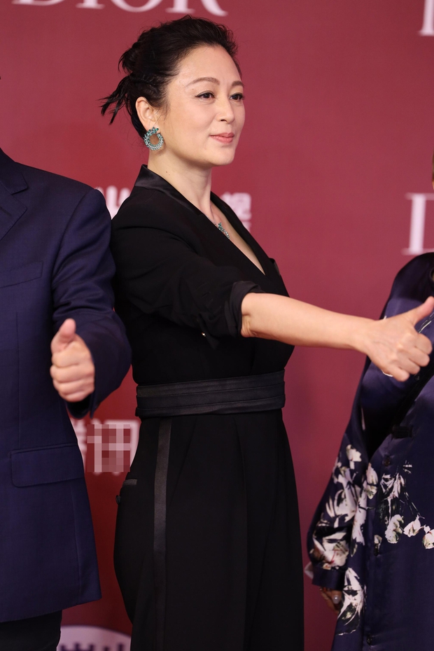 Siêu thảm đỏ LHP Thượng Hải: Nghê Ni khoe vòng 1 lấp ló, ai ngờ bị Quan Hiểu Đồng cùng đàn em 2001 chặt chém ác liệt - Ảnh 19.