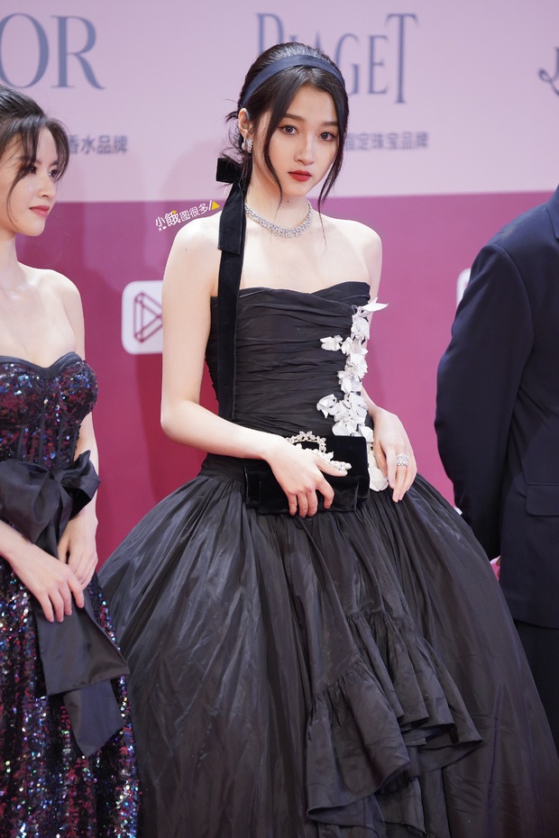 Siêu thảm đỏ LHP Thượng Hải: Nghê Ni khoe vòng 1 lấp ló, ai ngờ bị Quan Hiểu Đồng cùng đàn em 2001 chặt chém ác liệt - Ảnh 9.