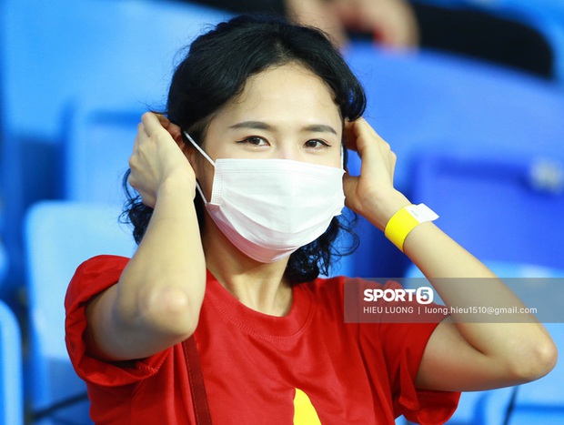 Nhan sắc trên khán đài: Việt Nam 1-0 Malaysia - Ảnh 1. Nhan sắc trên khán đài: Việt Nam 1-0 Malaysia - Ảnh 1.