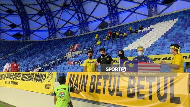 Nhan sắc trên khán đài: Việt Nam 1-0 Malaysia - Ảnh 9. Nhan sắc trên khán đài: Việt Nam 1-0 Malaysia - Ảnh 9.