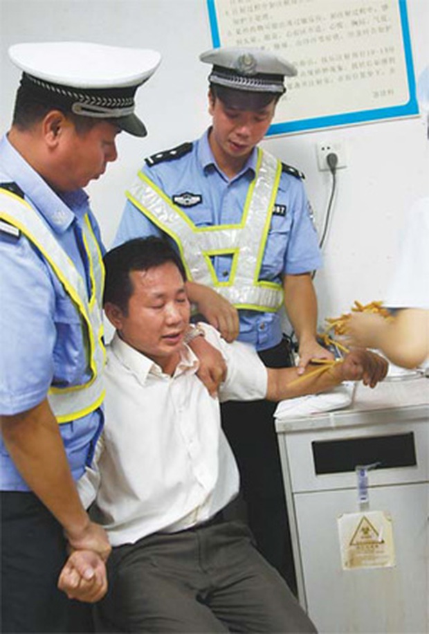 Nghỉ việc 15 năm trước nhưng vẫn bị đổ tội nhận 1,6 tỷ tiền lương, thanh niên vô tình giúp cảnh sát tóm được 3 trùm lừa đảo địa phương - Ảnh 1. Nghỉ việc 15 năm trước nhưng vẫn bị đổ tội nhận 1,6 tỷ tiền lương, thanh niên vô tình giúp cảnh sát tóm được 3 trùm lừa đảo địa phương - Ảnh 1.