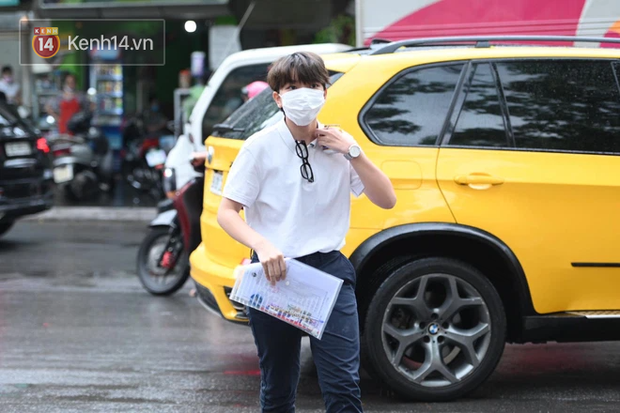 Rich kid Hà Nội được hộ tống trên xe bạc tỷ đi thi vào lớp 10 - Ảnh 2.