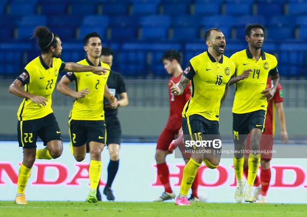 Biểu cảm hài hước của HLV Park Hang-seo khi tuyển Việt Nam bị thủng lưới - Ảnh 1.