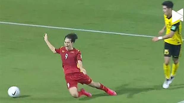 Bình luận trêu Văn Toàn vấp cỏ mà ngã được Penalty, Trọng Đại bị dân mạng chỉ trích phải lên tiếng xin lỗi - Ảnh 5.