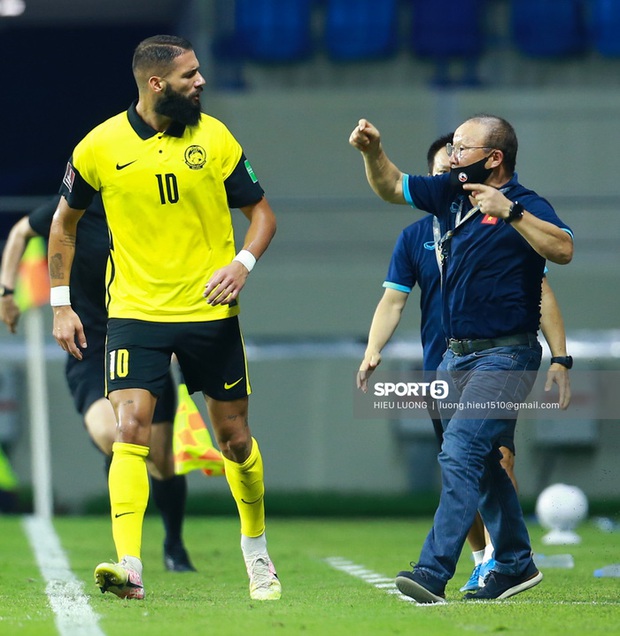 Biểu cảm hài hước của HLV Park Hang-seo khi tuyển Việt Nam bị thủng lưới - Ảnh 3.