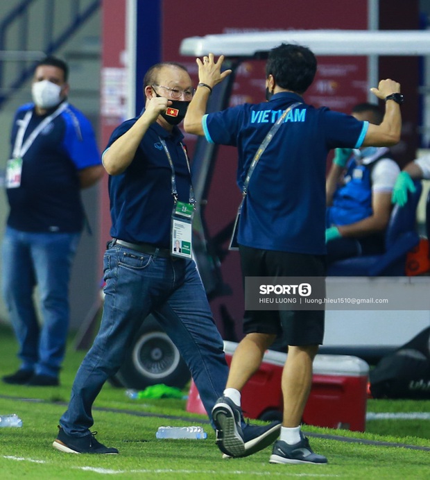 Biểu cảm hài hước của HLV Park Hang-seo khi tuyển Việt Nam bị thủng lưới - Ảnh 9.