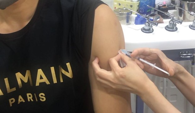 Bi Rain hé lộ tình trạng sau khi tiêm liều vaccine phòng COVID-19 đầu tiên, dân tình lại chỉ thắc mắc gọi tên Kim Tae Hee - Ảnh 2.