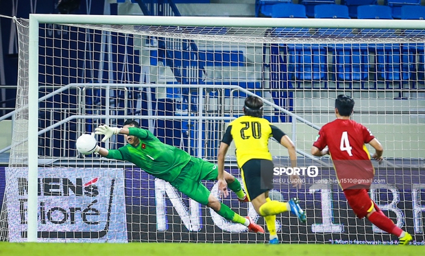 Thủ môn Bùi Tấn Trường: Từng mắc sai lầm chí mạng 12 năm trước, tin đồn giải nghệ và sự trở lại ngạo nghễ ở vòng loại World Cup 2022 - Ảnh 1.