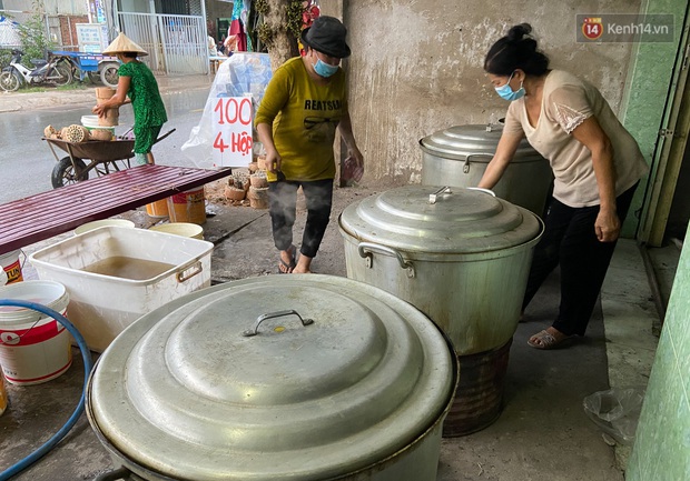 Người Sài Gòn tất bật gói hàng chục nghìn bánh ú nước tro dịp Tết Đoan Ngọ - Ảnh 5.