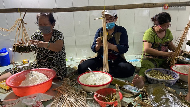 Người Sài Gòn tất bật gói hàng chục nghìn bánh ú nước tro dịp Tết Đoan Ngọ - Ảnh 2.