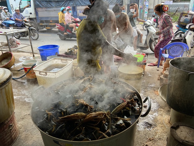 Người Sài Gòn tất bật gói hàng chục nghìn bánh ú nước tro dịp Tết Đoan Ngọ - Ảnh 8.