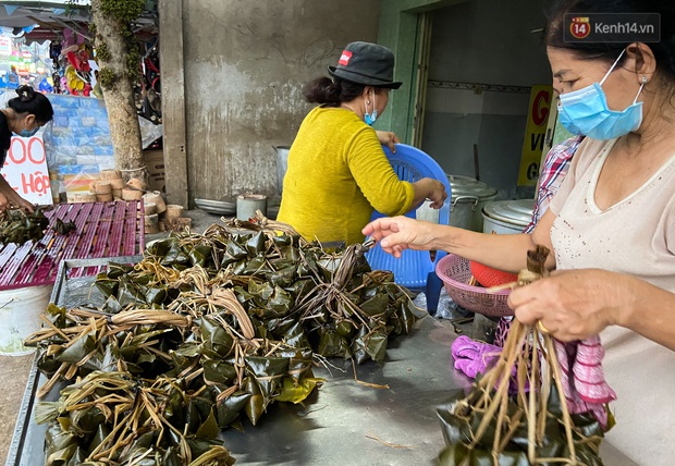 Người Sài Gòn tất bật gói hàng chục nghìn bánh ú nước tro dịp Tết Đoan Ngọ - Ảnh 10.