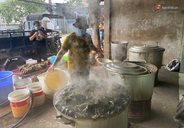 Người Sài Gòn tất bật gói hàng chục nghìn bánh ú nước tro dịp Tết Đoan Ngọ - Ảnh 6.