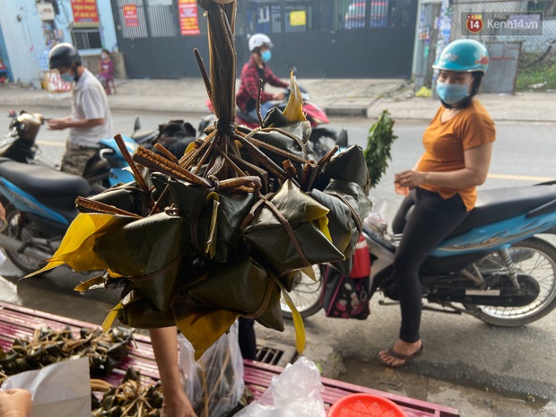 Người Sài Gòn tất bật gói hàng chục nghìn bánh ú nước tro dịp Tết Đoan Ngọ - Ảnh 11.