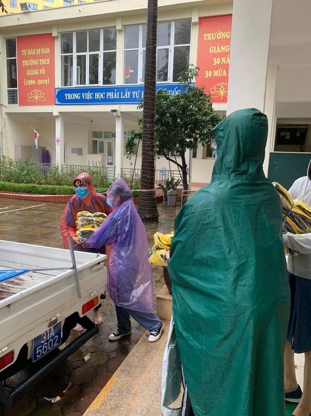 Đi thi mưa gió tầm tã ướt sũng từ đầu tới chân, sĩ tử Hà Nội được huy động hàng trăm bộ quần áo ngay trước giờ làm bài - Ảnh 3.
