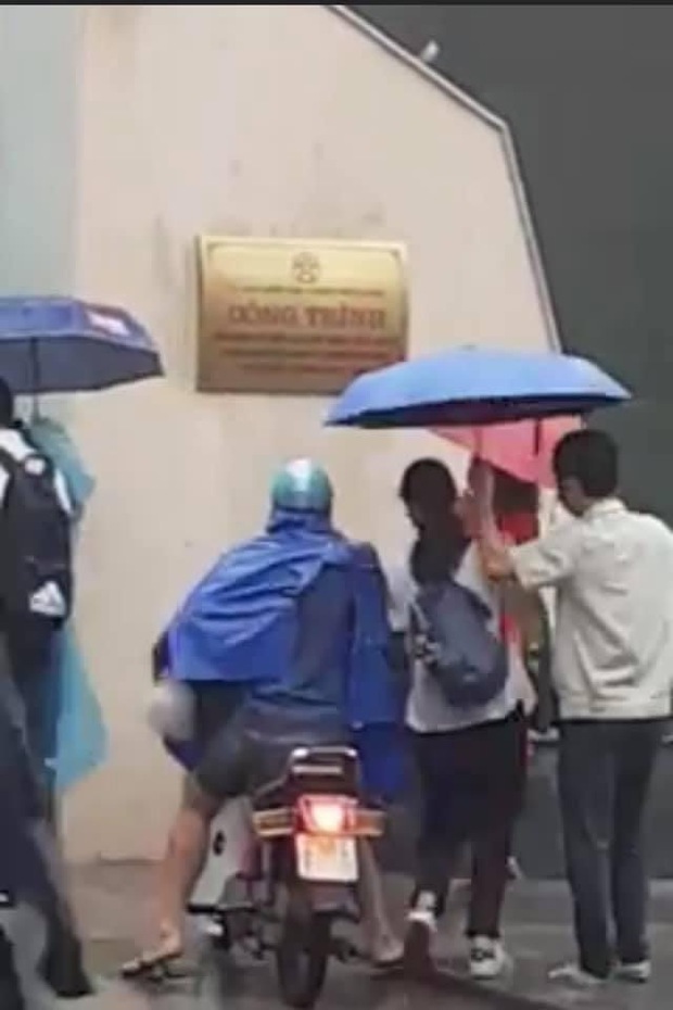 Đi thi mưa gió tầm tã ướt sũng từ đầu tới chân, sĩ tử Hà Nội được huy động hàng trăm bộ quần áo ngay trước giờ làm bài - Ảnh 7.
