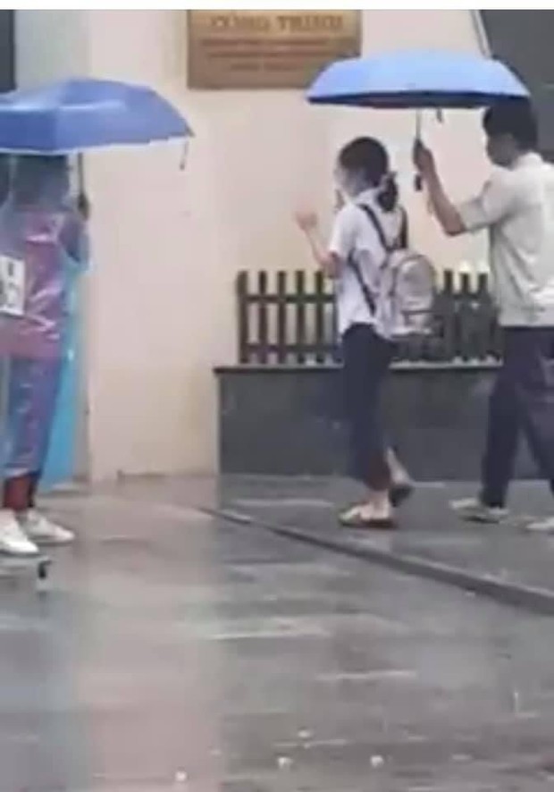 Đi thi mưa gió tầm tã ướt sũng từ đầu tới chân, sĩ tử Hà Nội được huy động hàng trăm bộ quần áo ngay trước giờ làm bài - Ảnh 8.