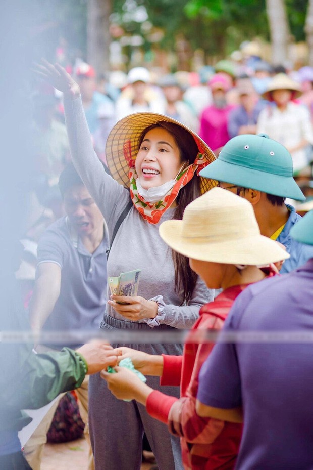 1 nam ca sĩ lên tiếng bênh vực Thuỷ Tiên nhưng gây tranh cãi vì nói khán giả dân trí thấp, phải sửa status 3 lần - Ảnh 5. 1 nam ca sĩ lên tiếng bênh vực Thuỷ Tiên nhưng gây tranh cãi vì nói khán giả dân trí thấp, phải sửa status 3 lần - Ảnh 5.