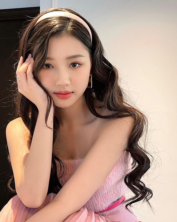 Đặt lên bàn cân Jennie và Amee: Thường xuyên có những pha lên đồ na ná, cùng diện 1 style đang hot từ phim ảnh tới ngoài đời - Ảnh 7.