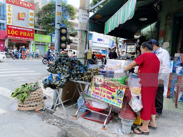 Sài Gòn Tết Đoan Ngọ đi chợ sớm: Cơm rượu - bánh tro chiếm hết spotlight, người mua kẻ bán lẹ tay vì sợ con Cô Vít - Ảnh 12.