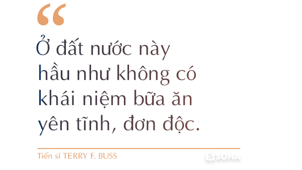 Món gà gây chấn thương tinh thần, bánh chưng cạn lời và những lần bàng hoàng sau bữa ăn của một ông Tây 10 năm ở Việt Nam - Ảnh 2.