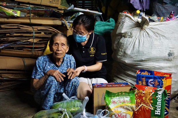 “Đi từng ngõ, gõ từng nhà” tặng quà cho người khó khăn trong dịch Covid-19 ở Đà Nẵng - Ảnh 5.