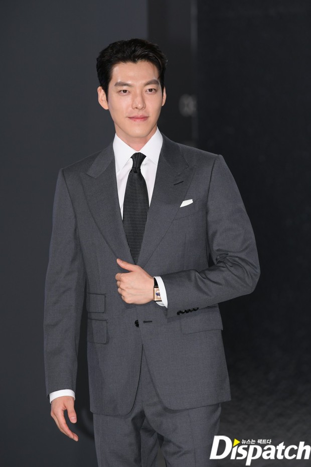 Kim Woo Bin lột xác tại sự kiện sau 3 năm ung thư: Visual trở lại thời The Heirs, phong thái tổng tài chấp ống kính phóng viên - Ảnh 5. Kim Woo Bin lột xác tại sự kiện sau 3 năm ung thư: Visual trở lại thời The Heirs, phong thái tổng tài chấp ống kính phóng viên - Ảnh 5.