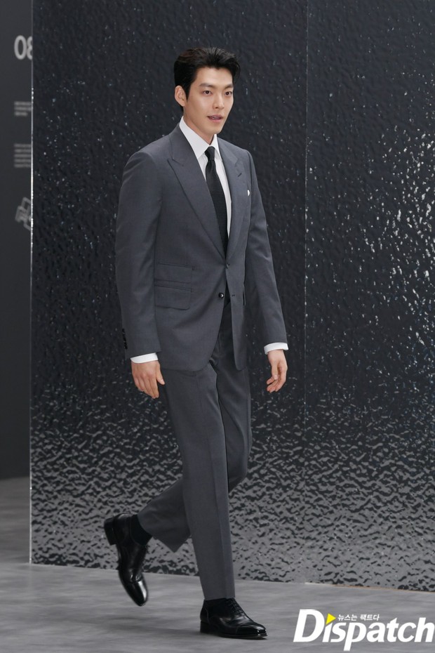 Kim Woo Bin lột xác tại sự kiện sau 3 năm ung thư: Visual trở lại thời The Heirs, phong thái tổng tài chấp ống kính phóng viên - Ảnh 10. Kim Woo Bin lột xác tại sự kiện sau 3 năm ung thư: Visual trở lại thời The Heirs, phong thái tổng tài chấp ống kính phóng viên - Ảnh 10.