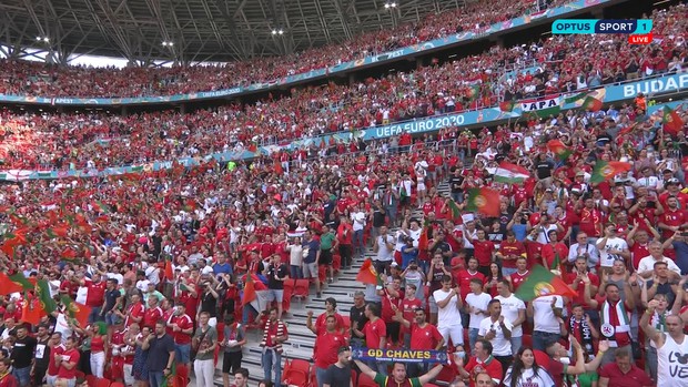 Khán giả ngồi kín đặc khán đài như chưa từng có... COVID-19 trong trận Bồ Đào Nha vs Hungary tại Euro 2020 - Ảnh 5. Khán giả ngồi kín đặc khán đài như chưa từng có... COVID-19 trong trận Bồ Đào Nha vs Hungary tại Euro 2020 - Ảnh 5.