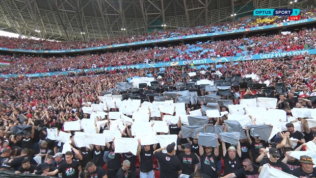 Khán giả ngồi kín đặc khán đài như chưa từng có... COVID-19 trong trận Bồ Đào Nha vs Hungary tại Euro 2020 - Ảnh 4. Khán giả ngồi kín đặc khán đài như chưa từng có... COVID-19 trong trận Bồ Đào Nha vs Hungary tại Euro 2020 - Ảnh 4.