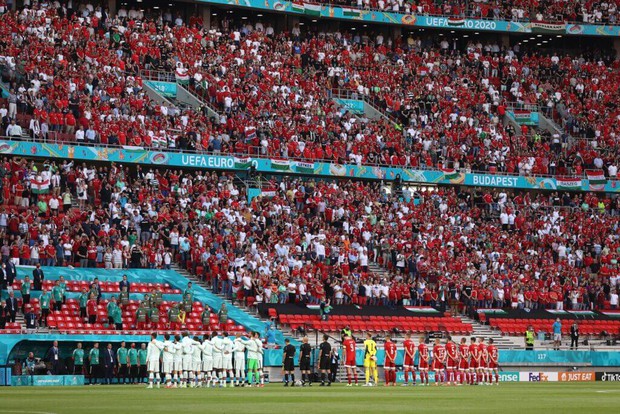 Khán giả ngồi kín đặc khán đài như chưa từng có... COVID-19 trong trận Bồ Đào Nha vs Hungary tại Euro 2020 - Ảnh 2. Khán giả ngồi kín đặc khán đài như chưa từng có... COVID-19 trong trận Bồ Đào Nha vs Hungary tại Euro 2020 - Ảnh 2.