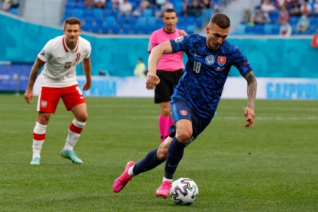 Cầu thủ liên tục mắc lỗi, thẻ đỏ đầu tiên xuất hiện tại Euro 2020, ĐT Ba Lan nhận thất bại - Ảnh 1.