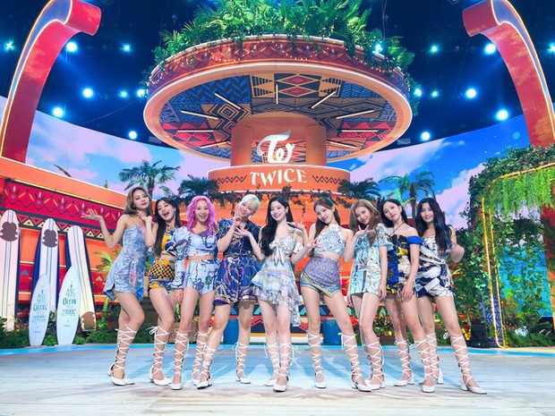 Tưởng TWICE diện outfit bình thường, ai dè là cả một gia tài lên tới hàng trăm triệu đồng đây! - Ảnh 1. Tưởng TWICE diện outfit bình thường, ai dè là cả một gia tài lên tới hàng trăm triệu đồng đây! - Ảnh 1.