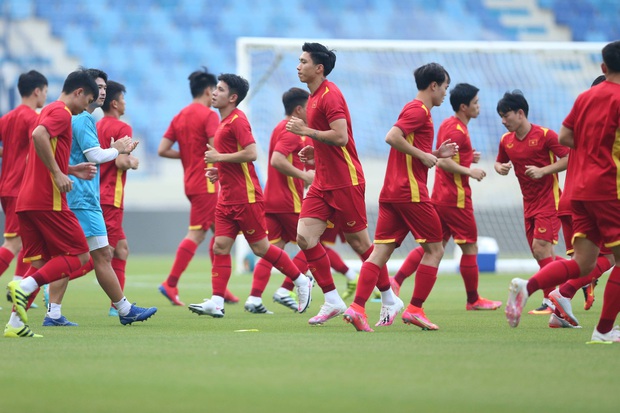 Khung hình vũ trụ điển trai của dàn cẩu thủ đội tuyển Việt Nam trước giờ ra sân, tiết lộ luôn việc đầu tiên làm sau trận đấu với UAE - Ảnh 3. Khung hình vũ trụ điển trai của dàn cẩu thủ đội tuyển Việt Nam trước giờ ra sân, tiết lộ luôn việc đầu tiên làm sau trận đấu với UAE - Ảnh 3.