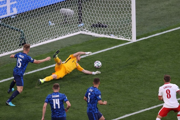 Cầu thủ liên tục mắc lỗi, thẻ đỏ đầu tiên xuất hiện tại Euro 2020, ĐT Ba Lan nhận thất bại - Ảnh 6.