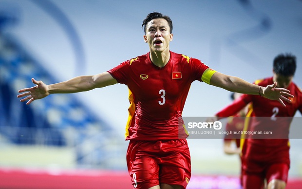 Trực tiếp UAE vs Việt Nam: Fan Việt đổ về sân tiếp lửa cho thầy trò HLV Park Hang-seo - Ảnh 2. Trực tiếp UAE vs Việt Nam: Fan Việt đổ về sân tiếp lửa cho thầy trò HLV Park Hang-seo - Ảnh 2.