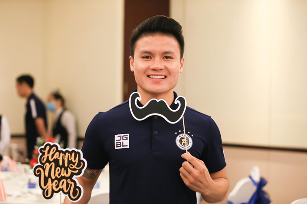 Dàn cầu thủ nam thần đối mặt với lùm xùm: Người tranh thủ làm giàu, người đúng chuẩn chồng quốc dân - Ảnh 39.