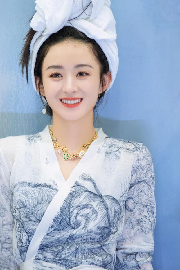 Cùng ngắm Triệu Lệ Dĩnh và 7749 tạo dáng giả trân khi quảng cáo trang sức - Ảnh 4.