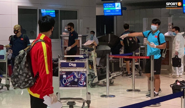 Trực tiếp từ UAE: Tuyển Việt Nam đã có mặt tại sân bay, check-in ở khu riêng - Ảnh 2.