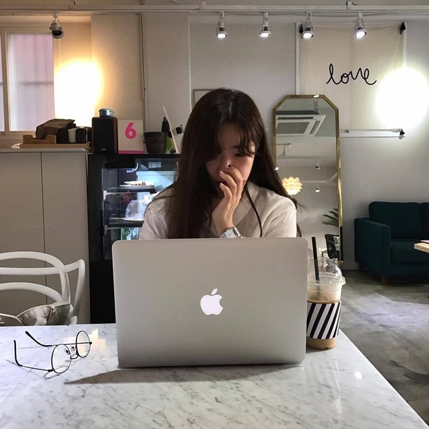 Sinh viên mới ra trường: Lương tháng 12 triệu thì bao giờ mới giàu? - Ảnh 1. Sinh viên mới ra trường: Lương tháng 12 triệu thì bao giờ mới giàu? - Ảnh 1.