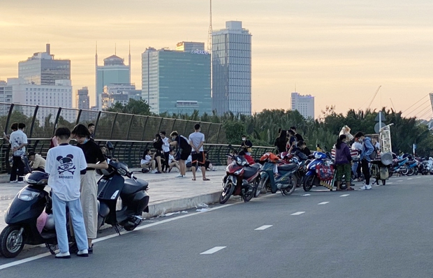 KHẨN: TP.HCM sẽ xử phạt nghiêm tụ tập đông người tại bãi đất trống, bờ sông, nơi bán hàng rong - Ảnh 2. KHẨN: TP.HCM sẽ xử phạt nghiêm tụ tập đông người tại bãi đất trống, bờ sông, nơi bán hàng rong - Ảnh 2.