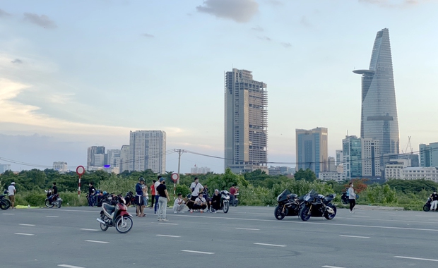 KHẨN: TP.HCM sẽ xử phạt nghiêm tụ tập đông người tại bãi đất trống, bờ sông, nơi bán hàng rong - Ảnh 1. KHẨN: TP.HCM sẽ xử phạt nghiêm tụ tập đông người tại bãi đất trống, bờ sông, nơi bán hàng rong - Ảnh 1.