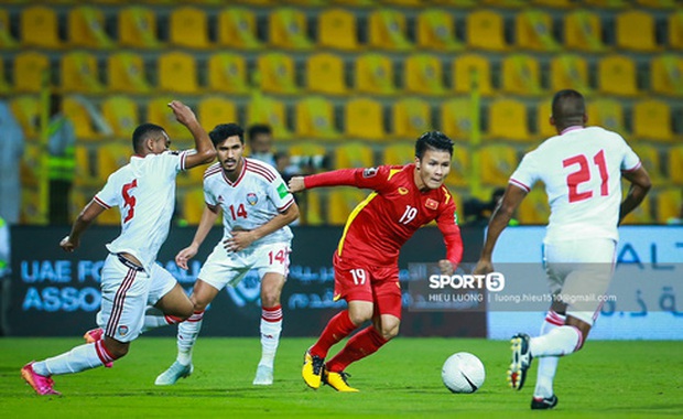 Nhận thêm 1 quả Penalty, Việt Nam bị UAE dẫn trước 2-0 trong 8 phút - Ảnh 1. Nhận thêm 1 quả Penalty, Việt Nam bị UAE dẫn trước 2-0 trong 8 phút - Ảnh 1.